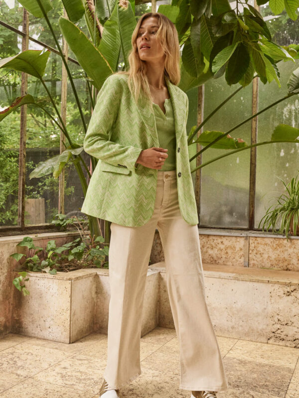 117440 Troy Tee SS – 149830 Ivory Leela Blazer – 150380 Reem Natural Jeans (1)