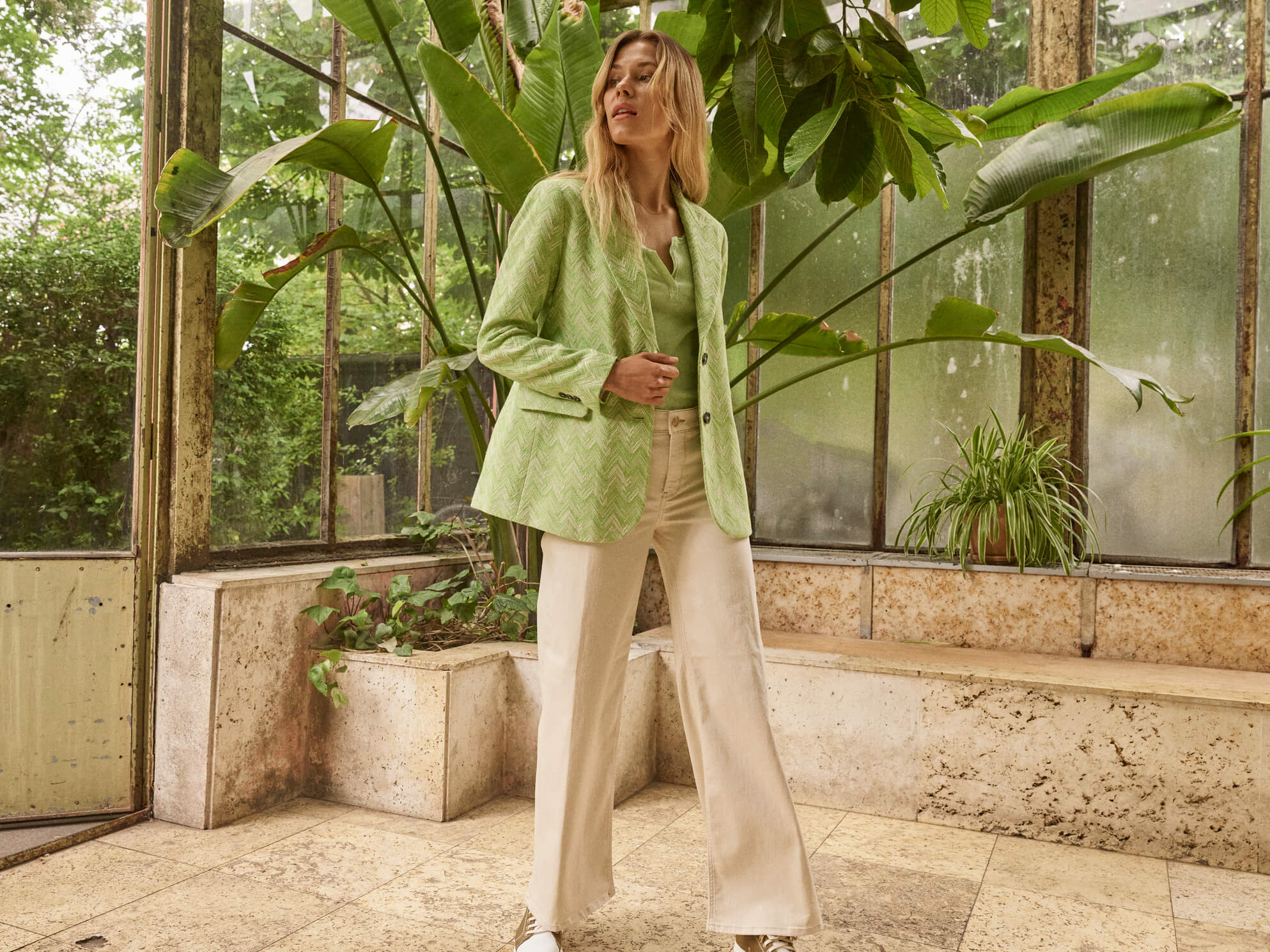 117440 Troy Tee SS – 149830 Ivory Leela Blazer – 150380 Reem Natural Jeans (1)